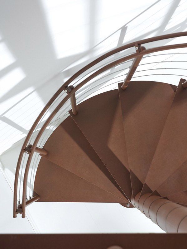 Escalera de caracol marrón