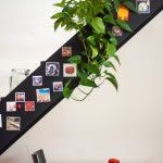 Escalera negra decorada con imanes de Instagram