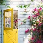 Casa con puerta doble amarilla