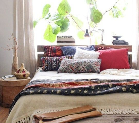 Dormitorio con ventana y planta sobre la cama