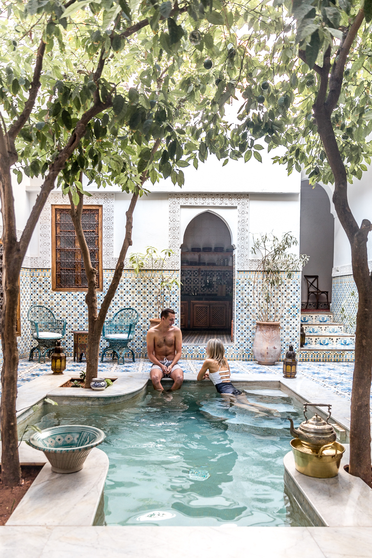 Piscina en patio de Marruecos