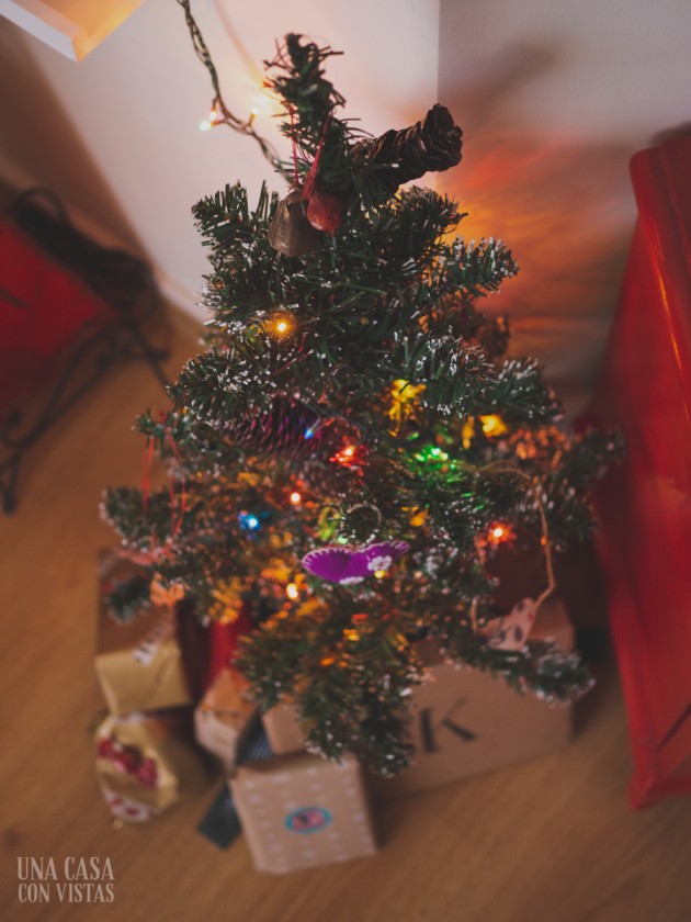 Mini árbol de Navidad con regalos