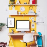 Espacio de trabajo con pared amarilla