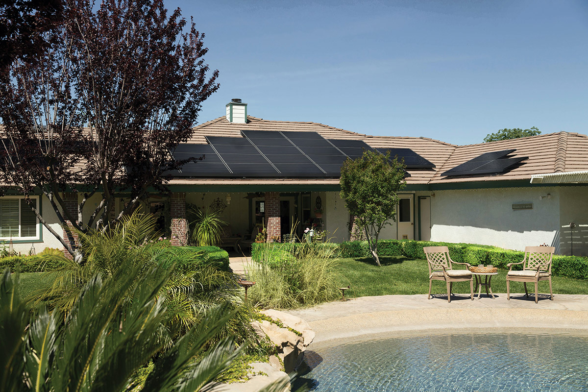 Casa con placas solares en el tejado