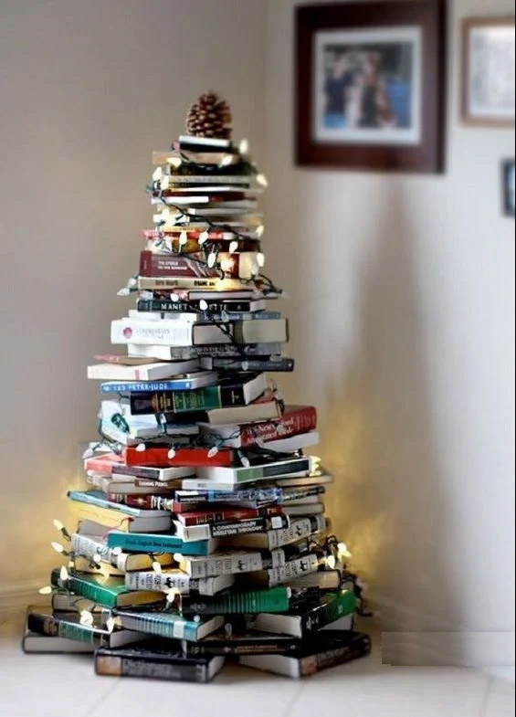 Árbol de Navidad hecho con libros