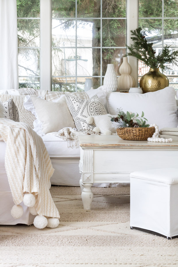 Salón blanco con decoración de invierno