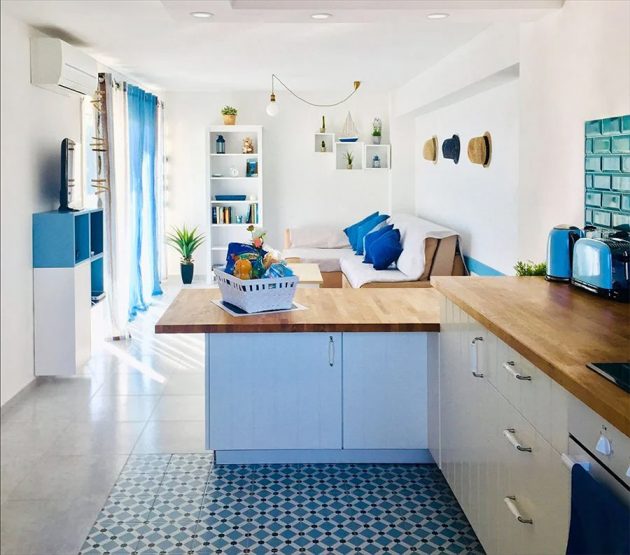 Cocina abierta al salón en tonos azules