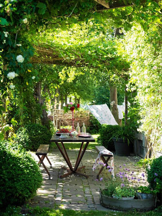 Jardín verde con mesita y dos sillas