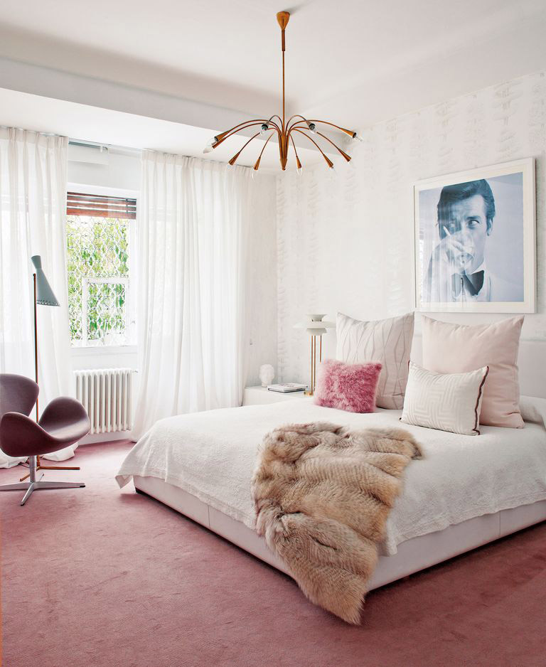 Dormitorio con moqueta rosa