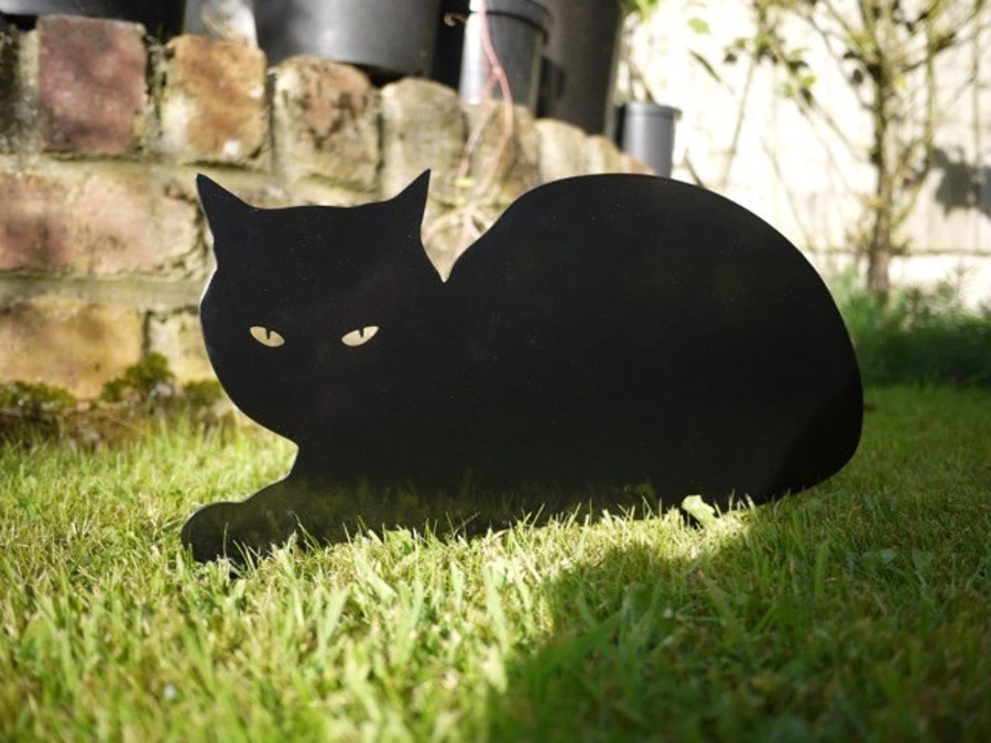 Placa de metal con forma de gato negro
