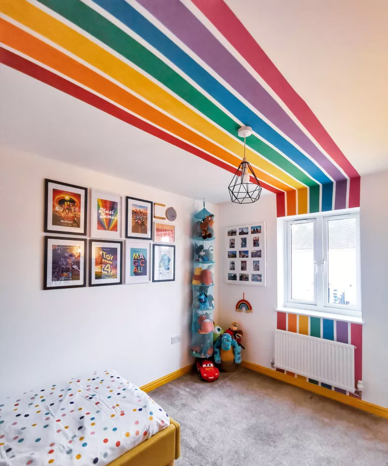 Habitación de niño con arcoiris