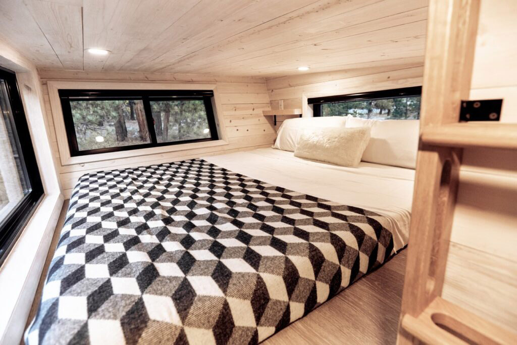 Dormitorio de madera en caravana