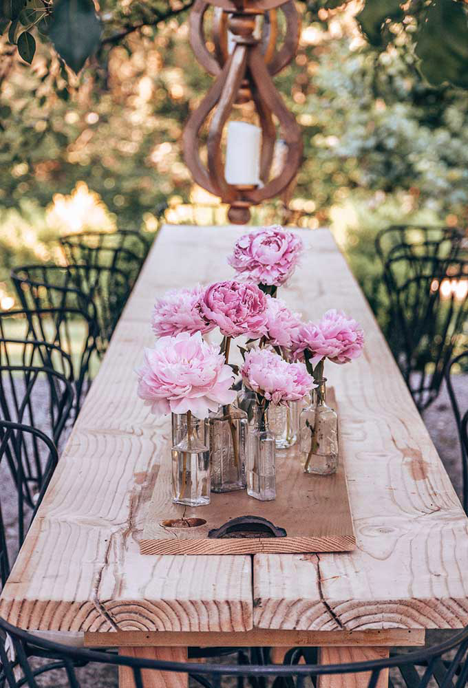 Flores frescas para una mesa de verano