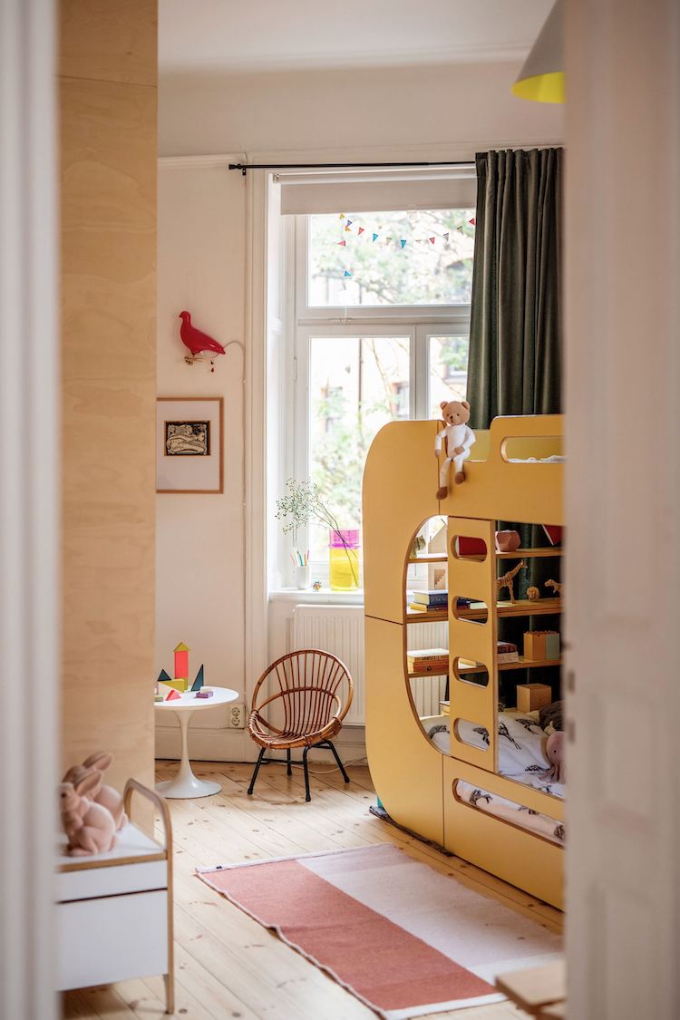 Dormitorio infantil de estilo nórdico en Suecia