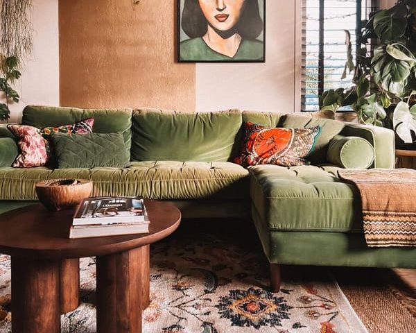 Sofá verde en salón acogedor
