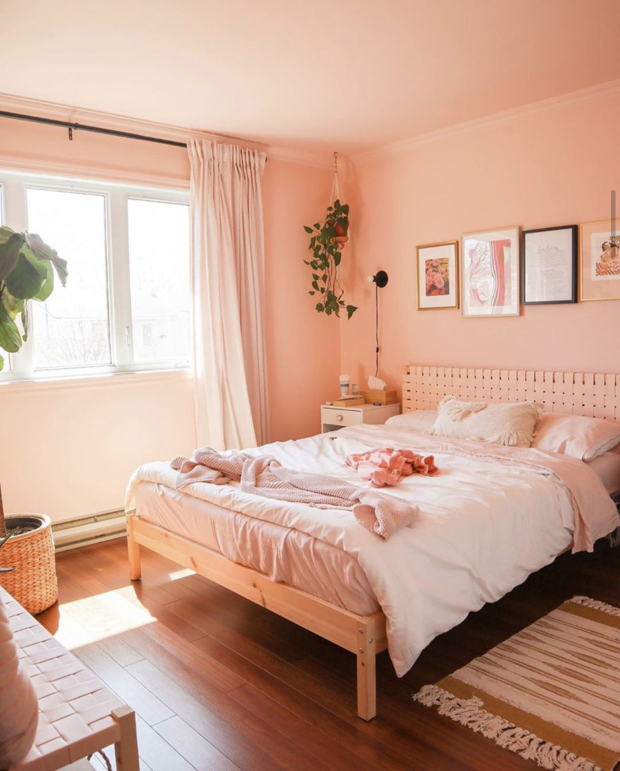 Dormitorio con color del año Pantone 2024 Peach Fuzz