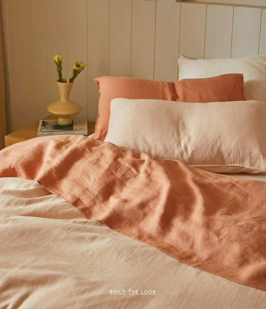 Dormitorio con color del año Pantone 2024 Peach Fuzz