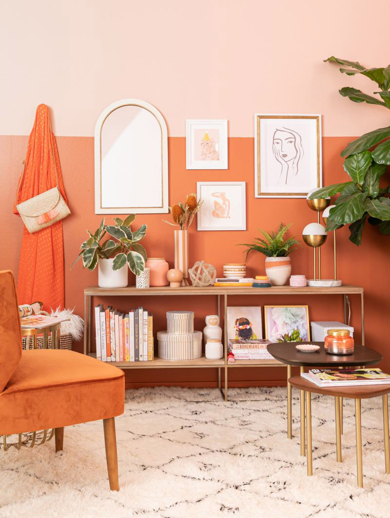 Sala de estar con color del año Pantone 2024 Peach Fuzz