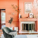 Salón con chimenea en color Pantone 2024 Peach Fuzz