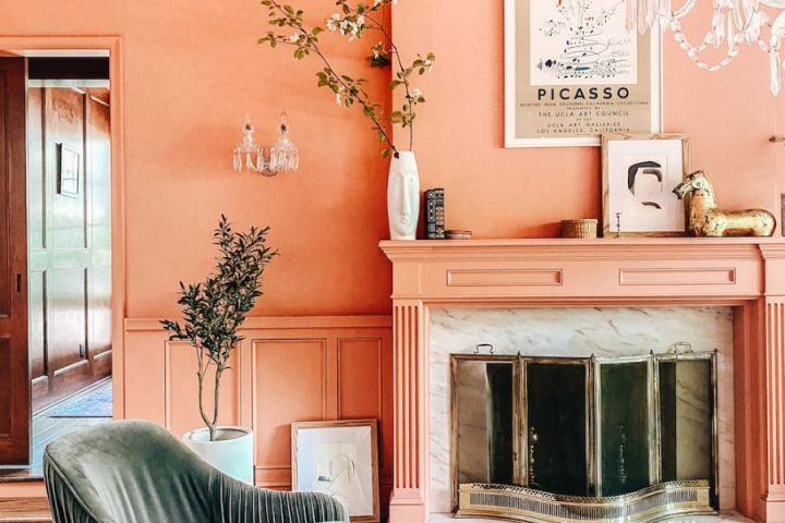 Salón con chimenea en color Pantone 2024 Peach Fuzz