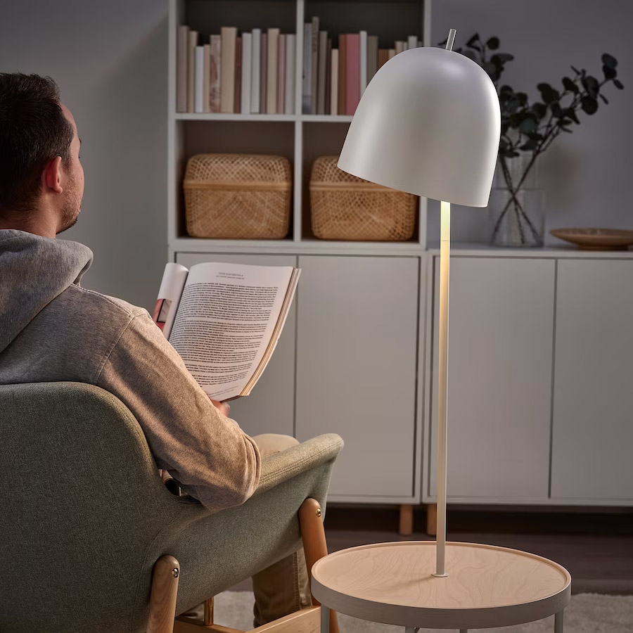 Mesa auxiliar con lámpara de Ikea