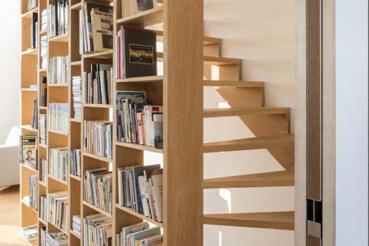 Escalera de madera con librería