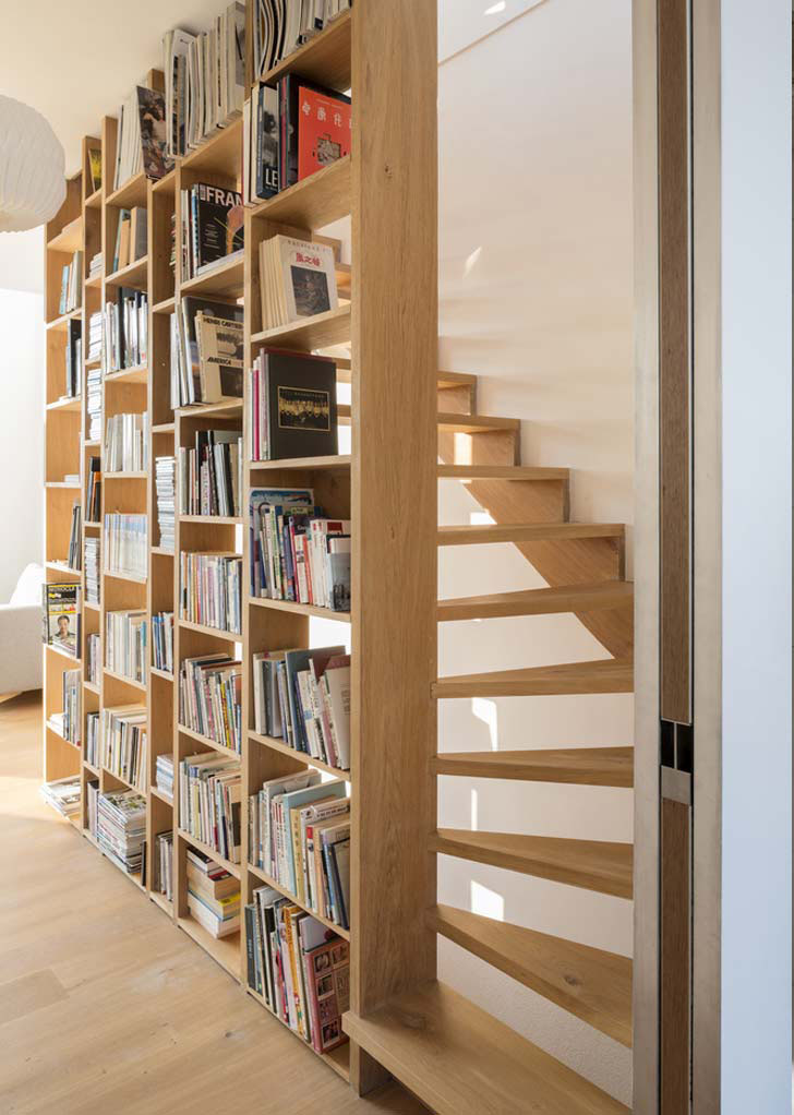 Escalera de madera con librería