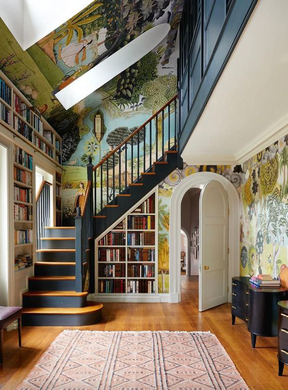 Escalera colorida con librería