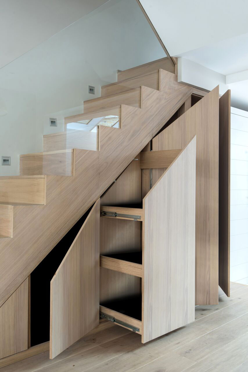 Escalera de madera con armarios ocultos
