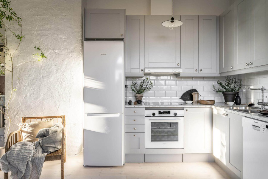 Pequeña cocina en apartamento de estilo nórdico
