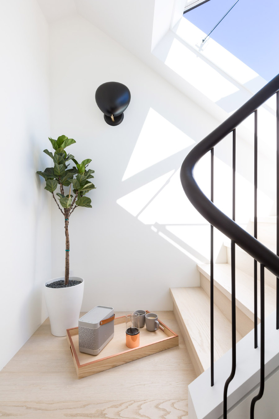 Escaleras de madera con luz natural