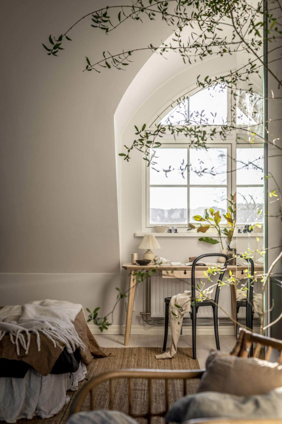 Escritorio bajo ventana en dormitorio de estilo nórdico