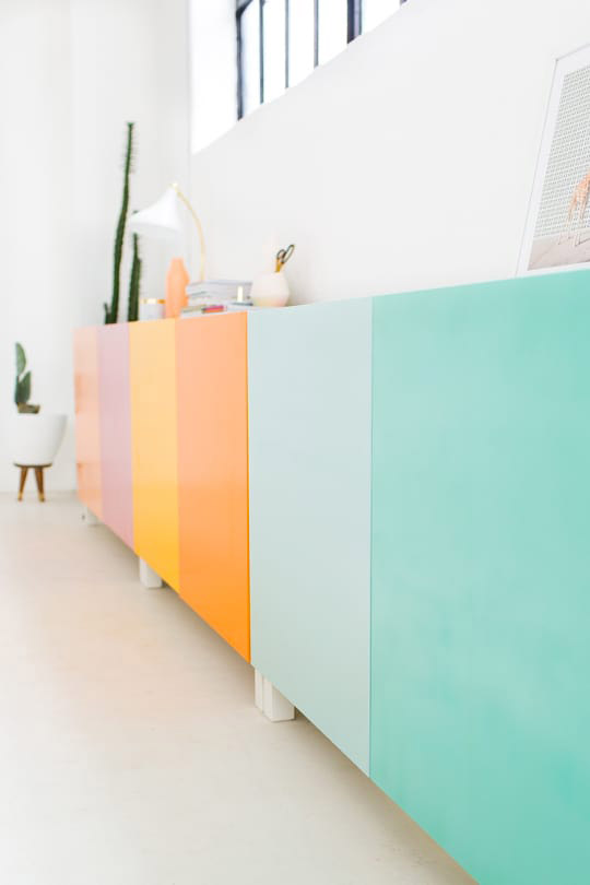 Mueble Besta de Ikea pintado de colores