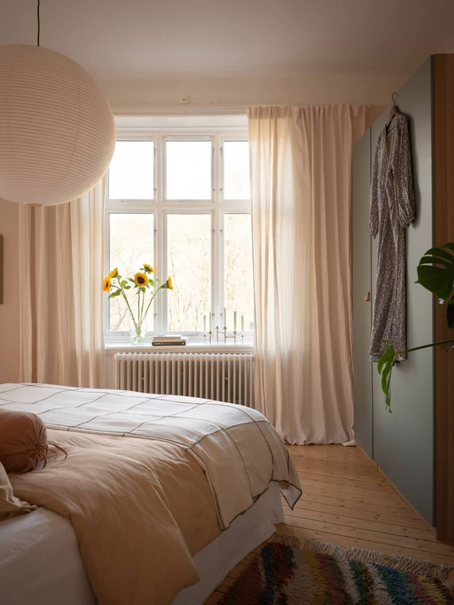 Dormitorio de estilo nórdico con paredes curvas